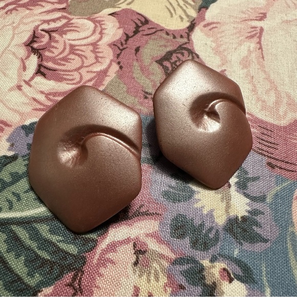 Vintage Pastel Pink Pearled Hexagon Swirl Post Back Earrings - Picture 1 of 6